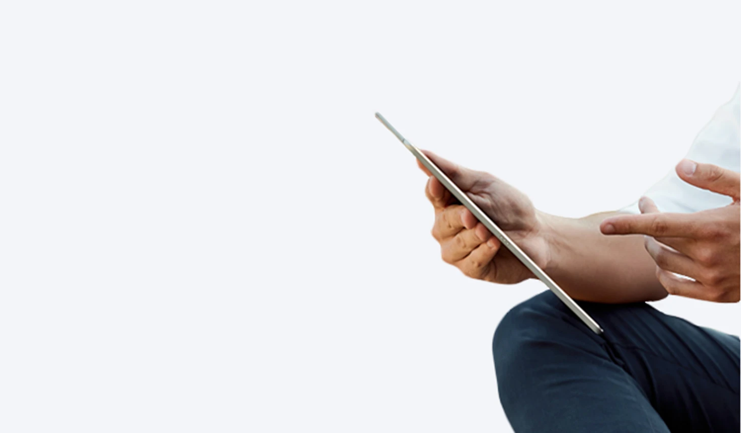 Persona utilizza un tablet per consultare informazioni digitali.