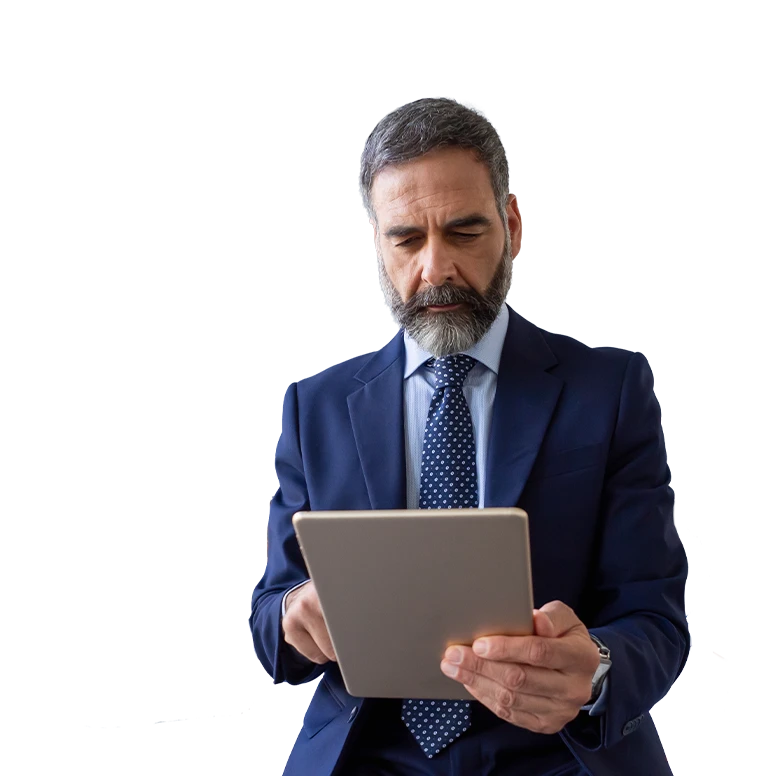 Professionista in abito consulta un tablet, con il dispositivo e le mani interamente visibili.