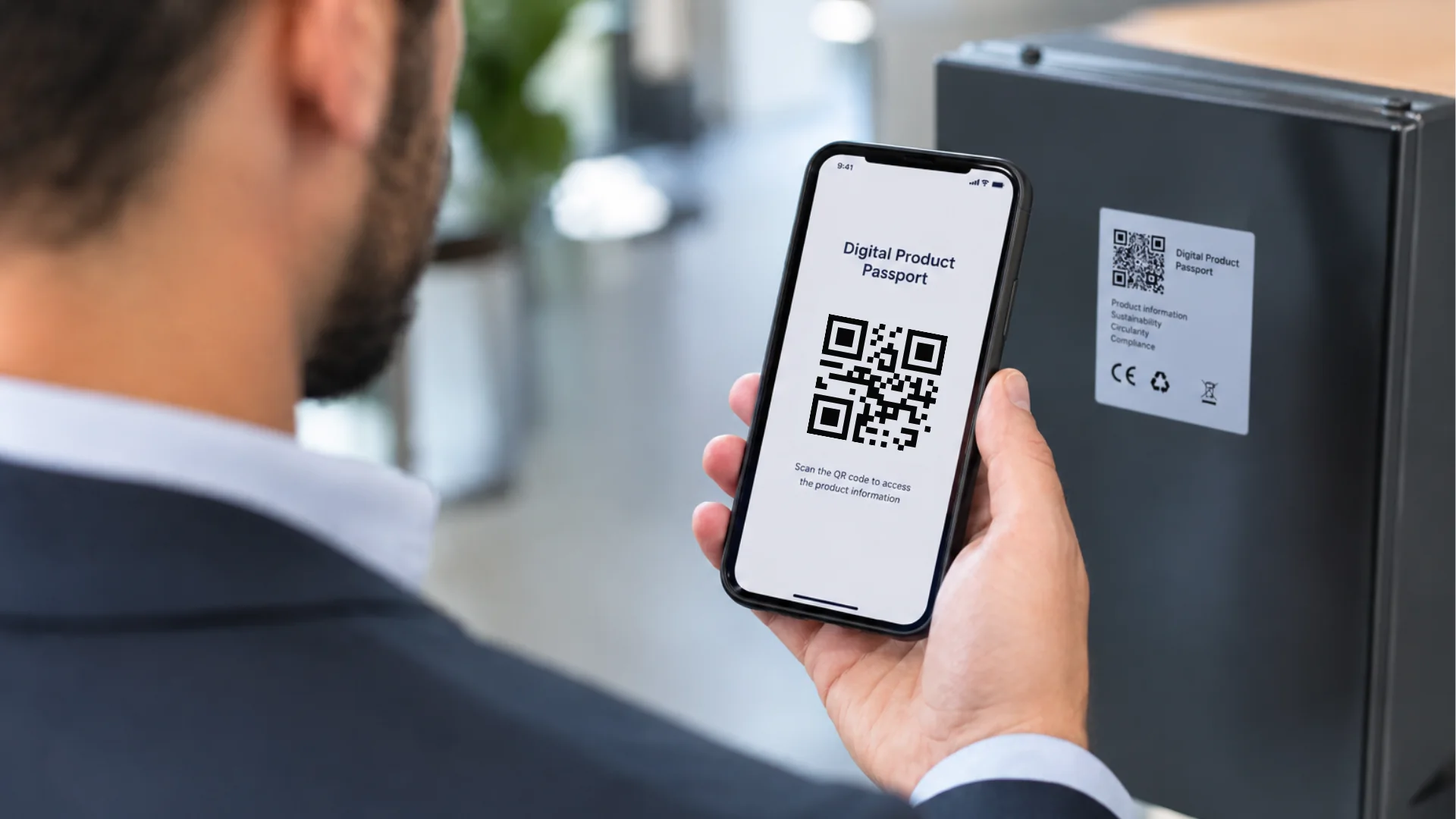 Uomo che consulta il Digital Product Passport di un prodotto tramite smartphone